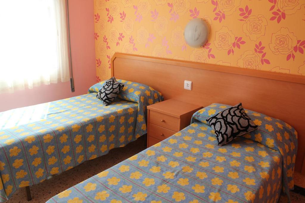 Hostal Julieta Льорет-де-Мар Номер фото